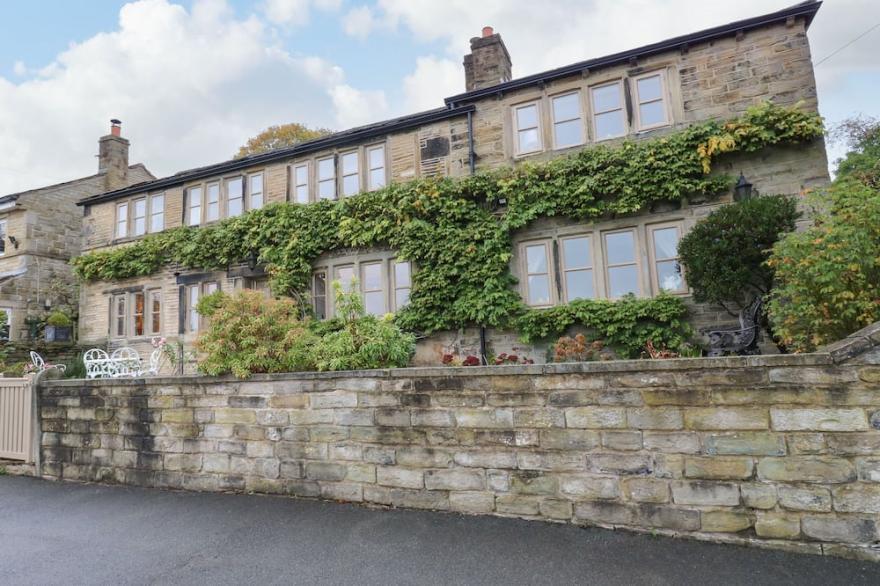 WOODLEA COTTAGE, Family Friendly, With Open Fire In Almondbury