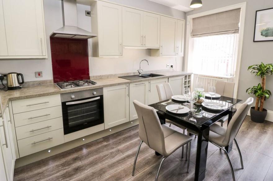 3, ST JOHN'S NORTH APARTMENTS, romantic, with a garden in Wakefield