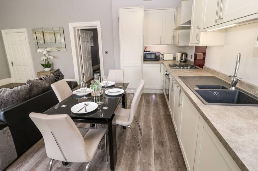 3, ST JOHN'S NORTH APARTMENTS, romantic, with a garden in Wakefield