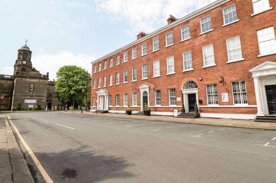 3, ST JOHN'S NORTH APARTMENTS, Romantic, With A Garden In Wakefield