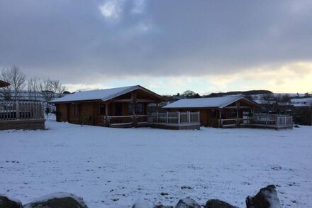 Pet friendly Log cabin with hot tub - Staward