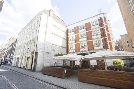 Covent Garden Spacious Apartment Close to Piazza, Opera House, Trafalgar Square.