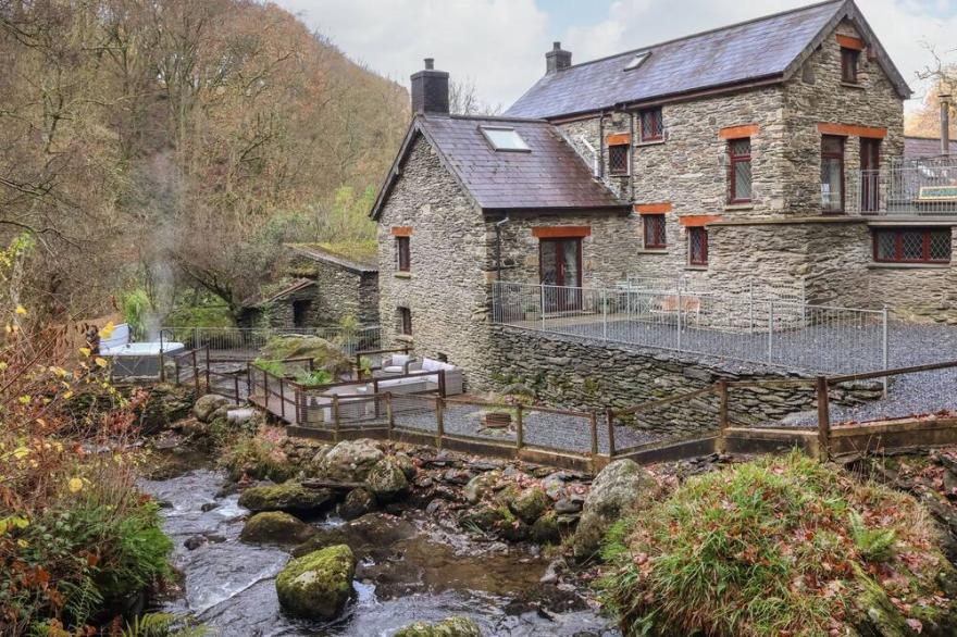 FELIN UCHAF, family friendly, with hot tub in Cynwyd