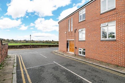 Recently renovated open plan modern apartment Chester Racecourse