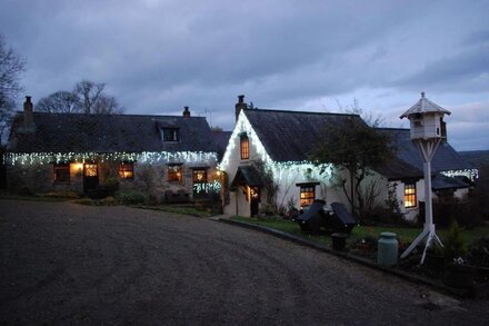 Ivy Cottage - a spacious but cosy cottage for two (+cot) and exceptional leisure facilities