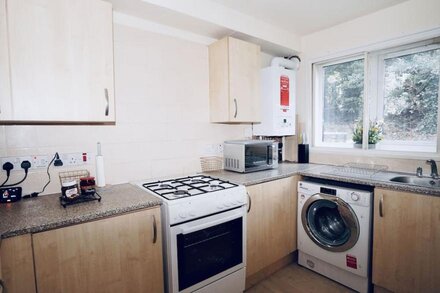 Spacious 2 Bedroom Flat on Ground Floor