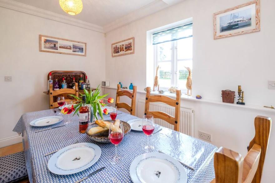 6 Hazelwood - sleeps 6 guests  in 3 bedrooms