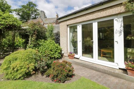 ABBEYSIDE COTTAGE, with a garden in Kelso