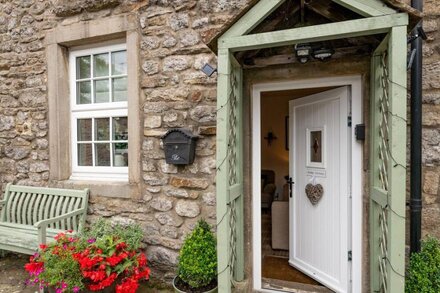 PEMBA COTTAGE, pet friendly, character holiday cottage in Threshfield