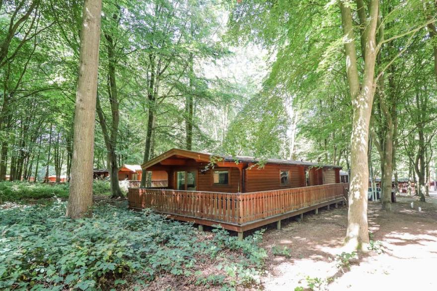 WOODLAND RETREAT, family friendly, with a garden in Louth