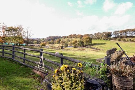 HEATHERDALE COTTAGE, romantic, with a garden in Bollington