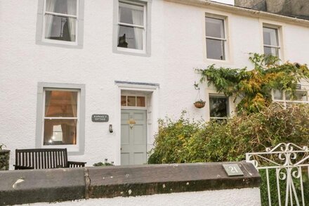 RAPHAEL'S COTTAGE, family friendly, with a garden in Keswick