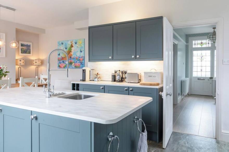 CELADON, family friendly, with open fire in Dartmouth