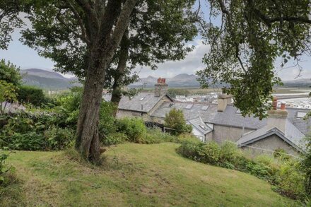 WENALLT, pet friendly, character holiday cottage in Porthmadog