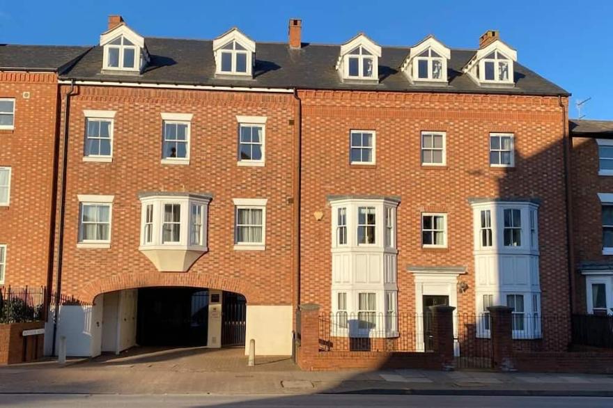 Luxury, Modern Town Centre, 2 Beds, Free Parking For One Vehicle