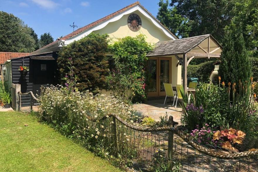 Rookery Nook, Spacious & Pet Friendly - Wifi, Gardens, Parking, Sleeps 2