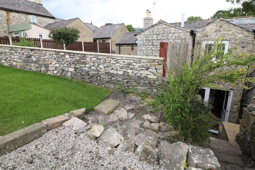 GRITSTONE COTTAGE, pet friendly, with open fire in Bakewell