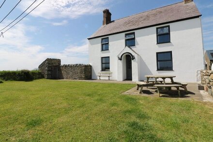 TREFOLLWYN MAWR, pet friendly, character holiday cottage in Abersoch