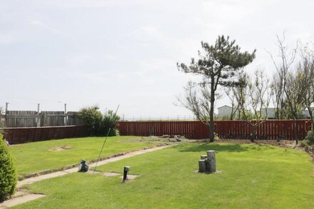 SEASPRAY, pet friendly, country holiday cottage in Withernsea