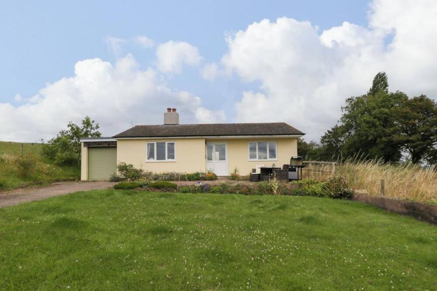 PALACE BUNGALOW, Pet Friendly, With Open Fire In St Weonards