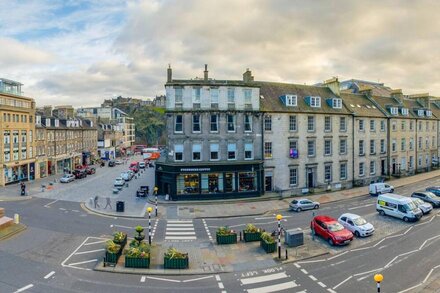 5* Luxury Suite Central Edinburgh stunning views of Edinburgh Castle!