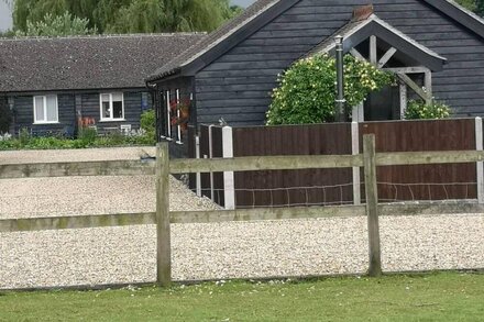 Beautiful barn with private log fired hot tub overlooking the North Downs.