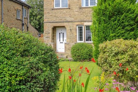 2 INGS AVENUE, pet friendly, with a garden in Settle