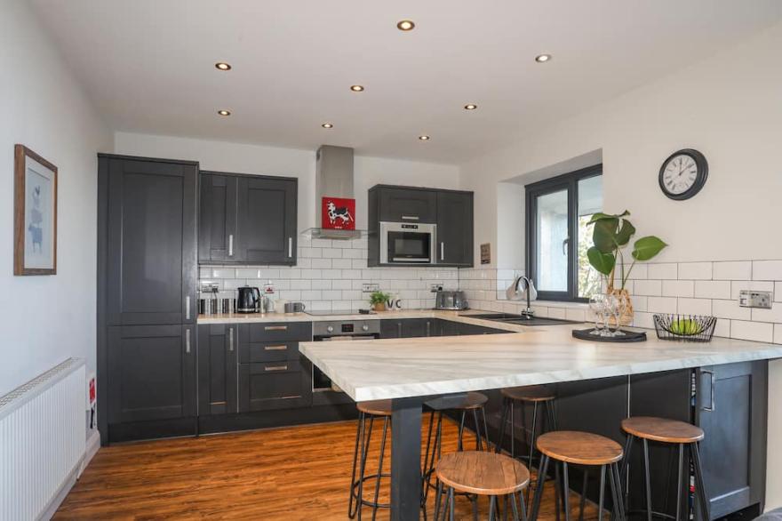 HAULFRYN, pet friendly, with a garden in Moelfre