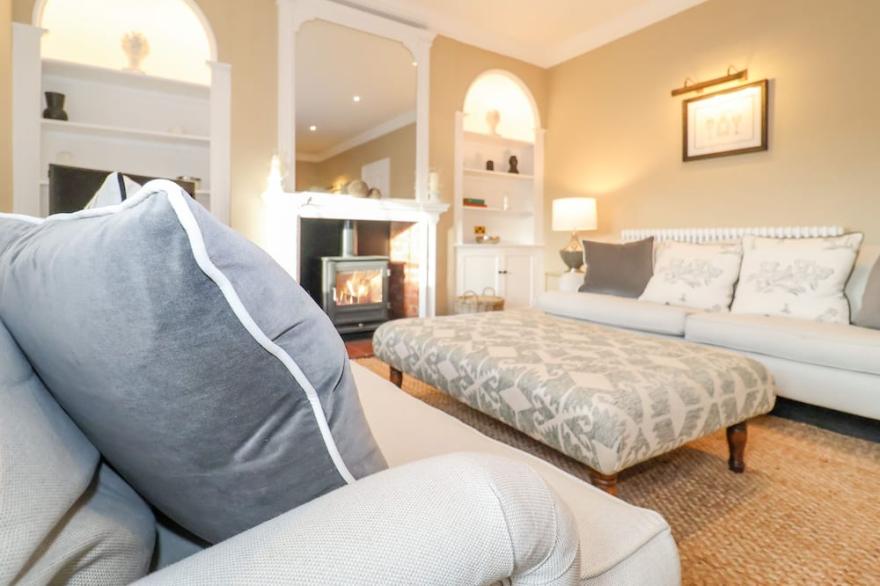 THE MIDDLE HOUSE, pet friendly, with open fire in Southwold