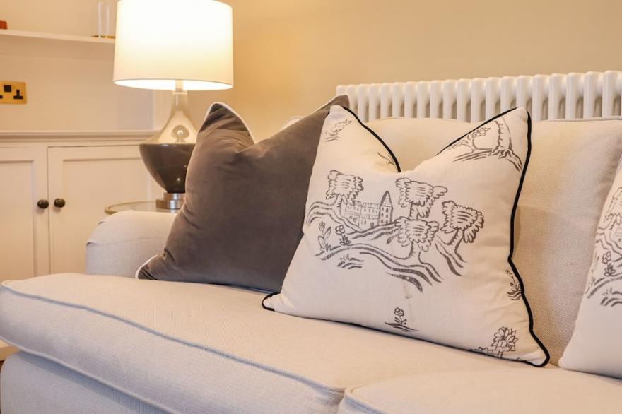 THE MIDDLE HOUSE, pet friendly, with open fire in Southwold
