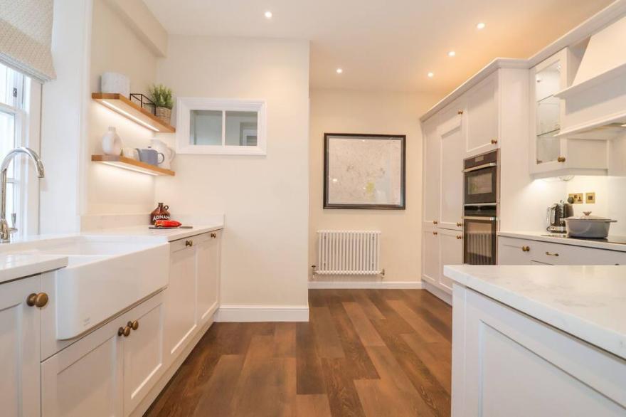 THE MIDDLE HOUSE, pet friendly, with open fire in Southwold
