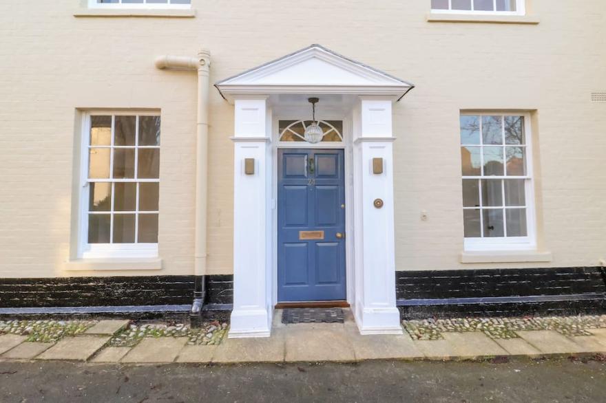 THE MIDDLE HOUSE, pet friendly, with open fire in Southwold