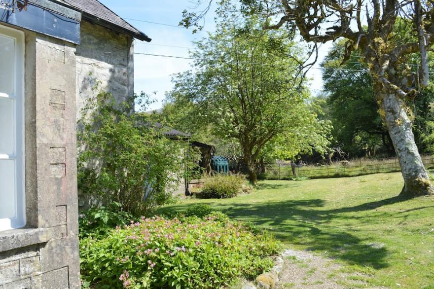 Garden Cottage, Estate Property Set In Amazing Gardens, Pet Friendly, Wi-Fi