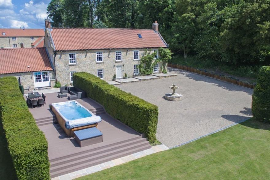The Grange | sleeps 12 - All Ensuite, Swim Spa, Games Room, Dog Friendly - 5* Gold Award