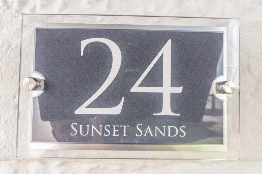SUNSET SANDS, Pet Friendly, Country Holiday Cottage In Deganwy