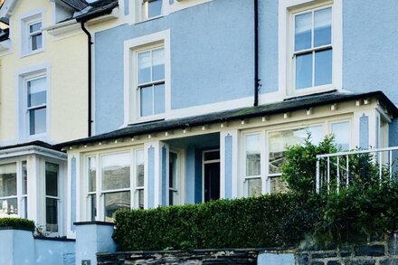 Cottage on the harbour front with sea and mountain views in glorious Snowdonia