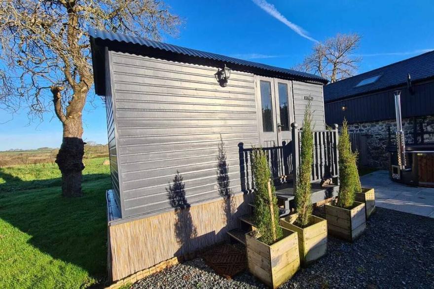 Dog-Friendly Shepherd's Hut With Hot Tub - Cybi