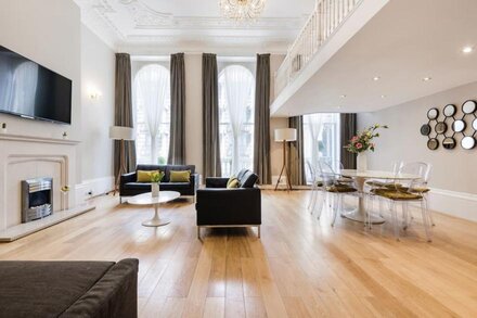 Large Luxury Hyde Park Apartment With Balcony