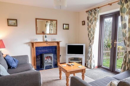 CAMPION COTTAGE, pet friendly, with pool in Bude