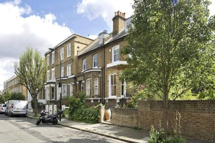 Delightful apartment in Brackenbury village near Hammersmith by UnderTheDoormat