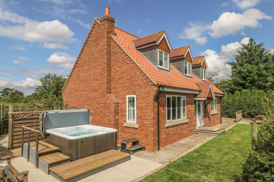 WAYSIDE COTTAGE, family friendly, with hot tub in Pocklington