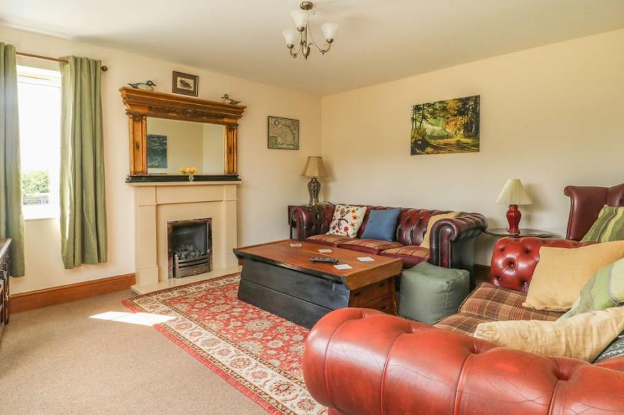 WAYSIDE COTTAGE, family friendly, with hot tub in Pocklington