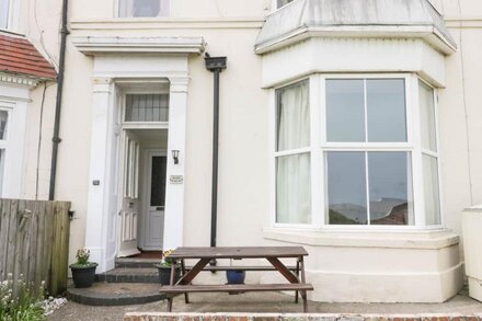 SEA FRONT APARTMENT, pet friendly, country holiday cottage in Hornsea