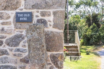 THE OLD BYRE, pet friendly, luxury holiday cottage in Mawnan Smith