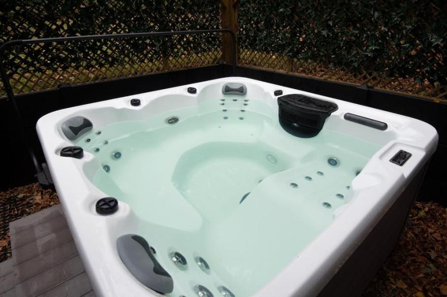 The North Wales Gathering - Hot Tub & Sleeps Up To 16
