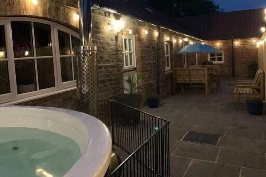 Quirky 3 Bed Holiday Home With Wood-Fired Hot-Tub