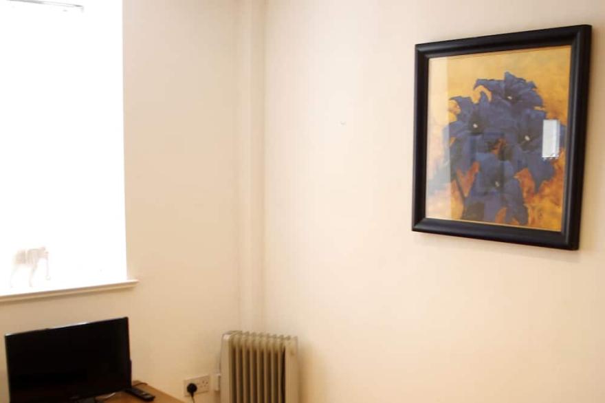 The Shop - Cotswold Apartment, Sleeps 2, Cirencester