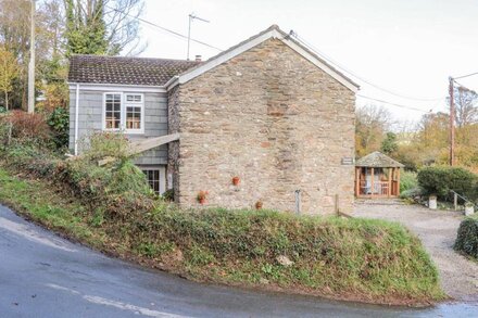 COOMBE COTTAGE, pet friendly, with open fire in Perranporth