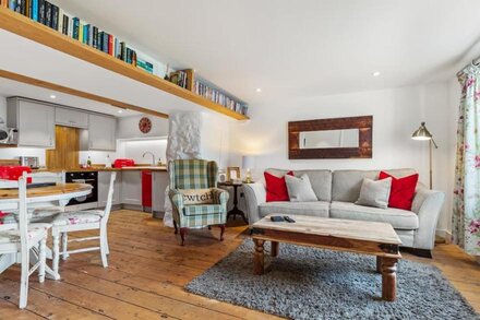 The Cwtch - Luxury Cottage, Sea Views, Pet Friendly