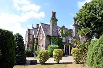 The Priory - Country Manor House, Log Burner, Sea Views, Pet Friendly